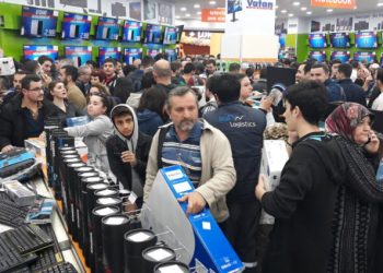 Bursa’da teknoloji mağazasında indirim çılgınlığı