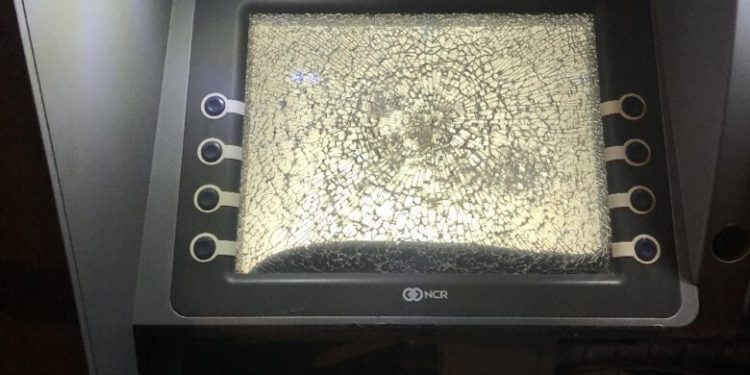 Babasına kızan kadın ATM’leri böyle parçaladı