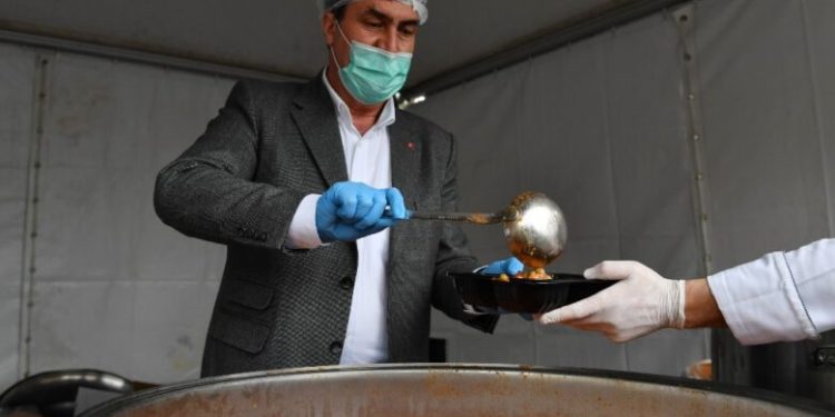 Başkan Dündar vatandaşlara iftar yemeği dağıttı.