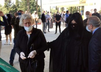 Bülent Ersoy’un annesine “sosyal mesafeli” son uğurlama