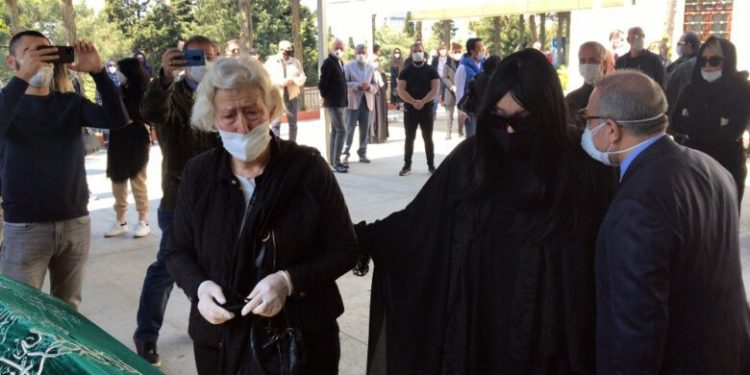 Bülent Ersoy’un annesine “sosyal mesafeli” son uğurlama