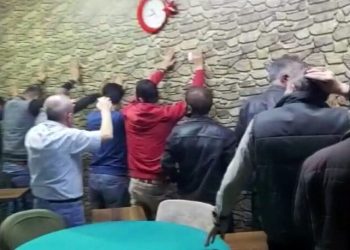 Bursa’da kumarhane baskını! Duşakabinde yakalandılar