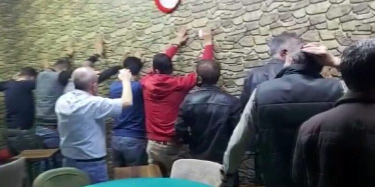 Bursa’da kumarhane baskını! Duşakabinde yakalandılar