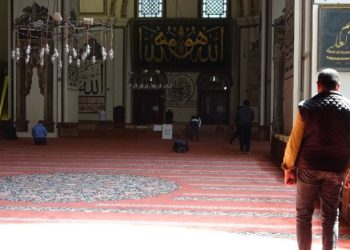 Bursalılar namazlarını Ulucami’de kılıyor