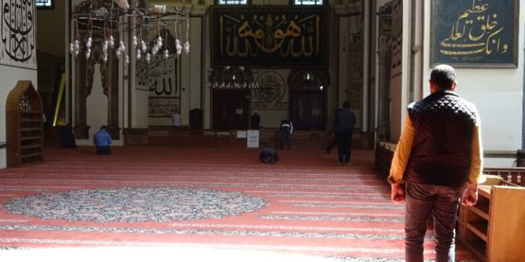 Bursalılar namazlarını Ulucami’de kılıyor