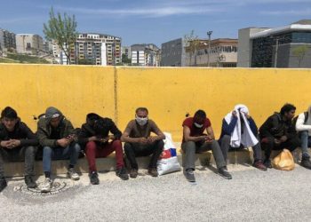 İstanbul’a yürürken Bursa’da polise yakalandılar