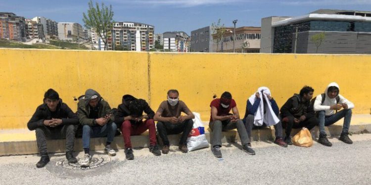 İstanbul’a yürürken Bursa’da polise yakalandılar