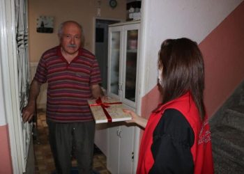 Kitap okuyana ‘Simav nüfus defteri 1840’ kitabı hediye