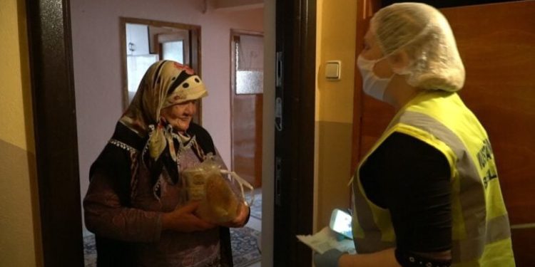 Mustafakemalpaşa Belediyesi’nden ihtiyaç sahiplerine sıcak yemek