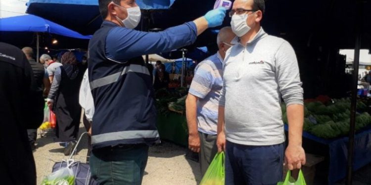 Osmangazi Belediyesi, pazar yerlerinde tedbiri elden bırakmıyor