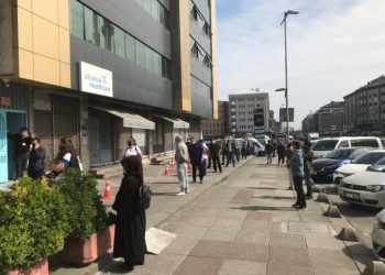 Polislerden sosyal mesafe ve sokağa çıkma kısıtlaması denetimi