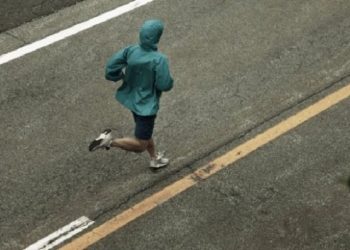 Maske takıp koşan adamın akciğeri patladı