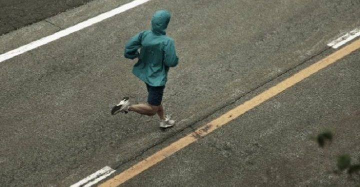 Maske takıp koşan adamın akciğeri patladı