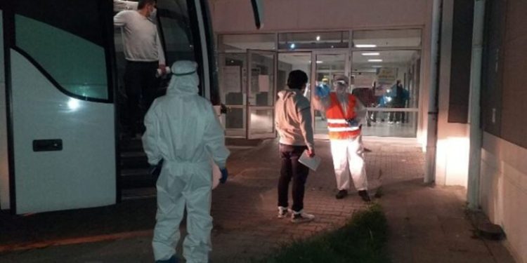 14 gün önce Yunanistan’daki karantina gemisinden getirilen 35 kişi taburcu edildi