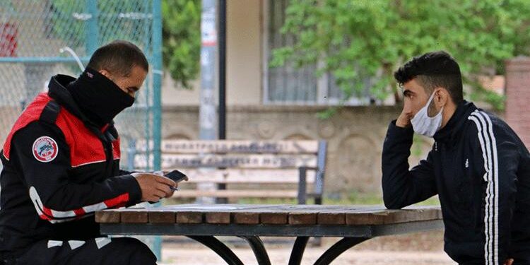 Ceza kesilirken polisi böyle izledi