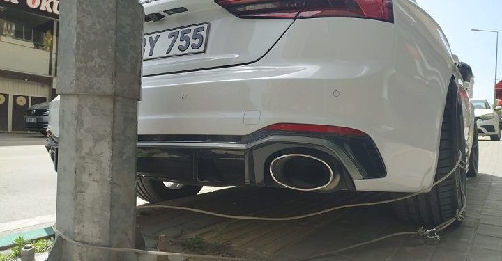 Bursa’da 400 bin liralık otomobilini direğe bağladı