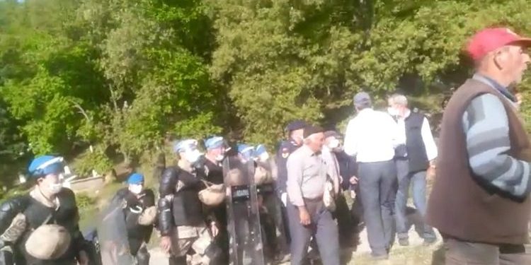 Bursa’da madene geçit vermeyen köylüler eylemde