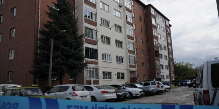 Apartman görevlisinin  testi pozitif çıktı 119 kişi karantina altına alındı