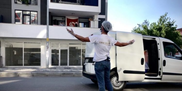 Bursalı fenomen ekmek dağıtıcısı: Yıldız Tilbe ile düet yapmak istiyorum