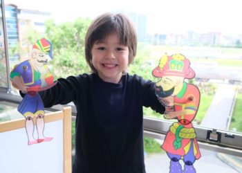 Balkonda Karagöz-Hacivat gösterisi