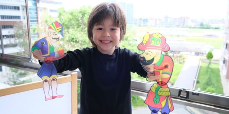 Balkonda Karagöz-Hacivat gösterisi