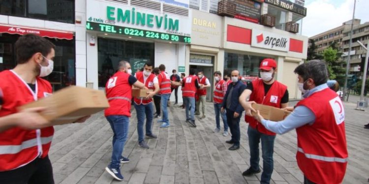 Bursa’da bir günde 100 mahallede dağıtım yapıldı