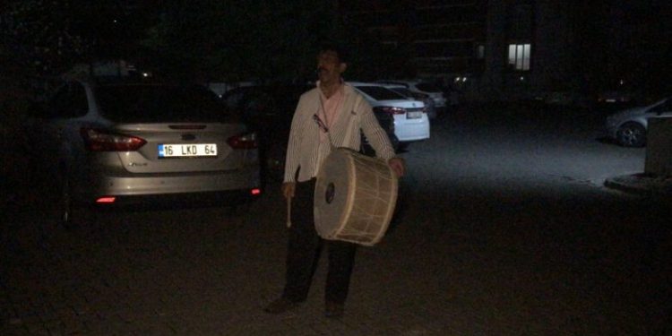 Bursa’da gönüllü davulcular sokaklarda