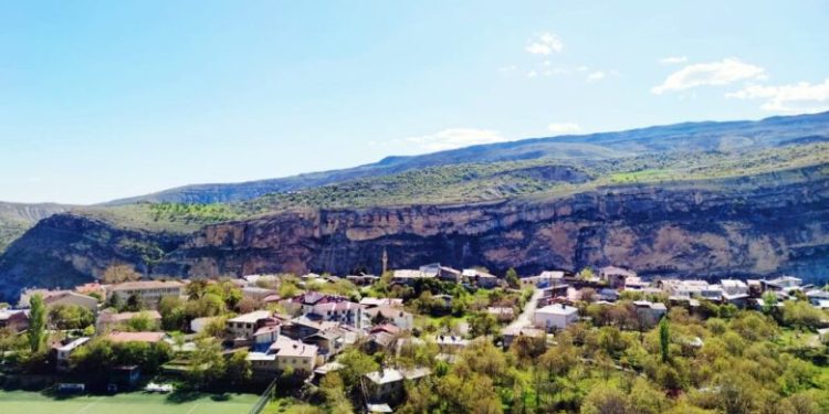 Doğal yaşamı ile dikkat çeken ilçe baharla renklendi