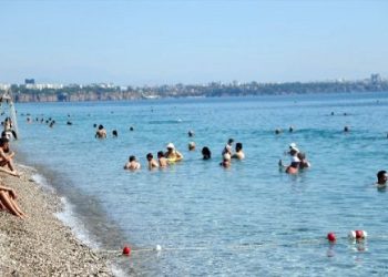 Salgın sürecinde deniz ve havuza girmek güvenli mi?