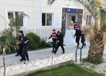 Girdikleri evdeki bir kişiyi gasp eden şahıslardan 2’si tutuklandı