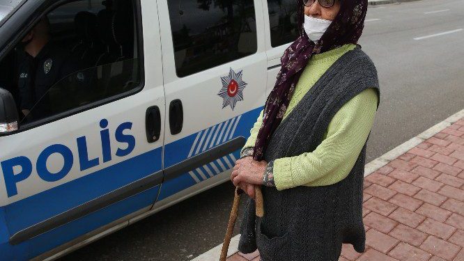 Kısıtlamayı ihlal eden yaşlı kadın: “Yakınlarım beni evimden attılar”