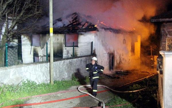 Köyün kullanılmayan eski camisinde yangın çıktı