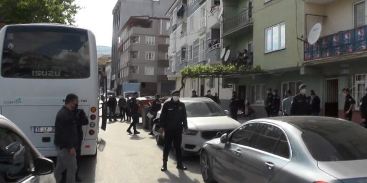 Sabaha karşı yapılan narkotik operasyonuna balkonlardan destek