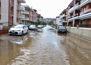 Sağanak yağış Kula’da hayatı olumsuz etkiledi