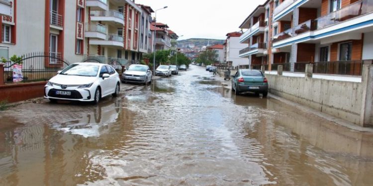 Sağanak yağış Kula’da hayatı olumsuz etkiledi