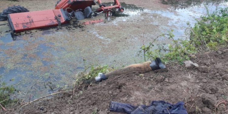 Sulama kanalına düşen traktörde can verdi