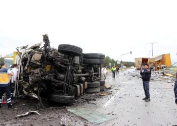 TIR ile çarpışan kamyonda sıkışan sürücü öldü