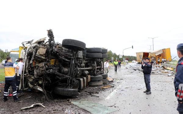 TIR ile çarpışan kamyonda sıkışan sürücü öldü