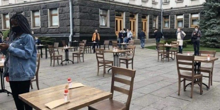 Ukrayna’da ilginç protesto: Devlet Başkanlığı binası önüne masa kurdular