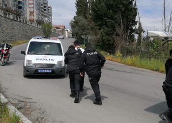 Yasağı ihlal edip motosikletle gezintiye çıktı, ’dur’ diyen polisi yumrukladı
