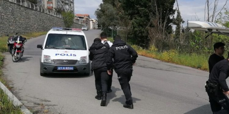 Yasağı ihlal edip motosikletle gezintiye çıktı, ’dur’ diyen polisi yumrukladı