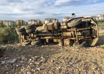 Yükünü boşaltan kamyon devrildi