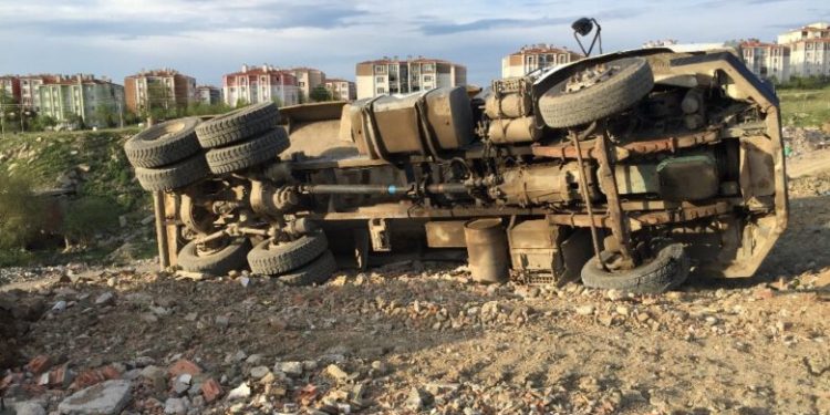 Yükünü boşaltan kamyon devrildi