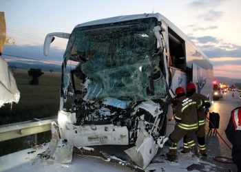 Otobüs ve kamyon çarpıştı: 2 şoför öldü, 18 yaralı