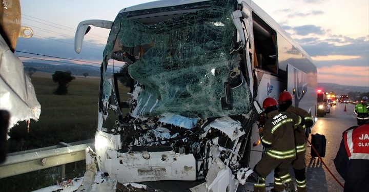 Otobüs ve kamyon çarpıştı: 2 şoför öldü, 18 yaralı