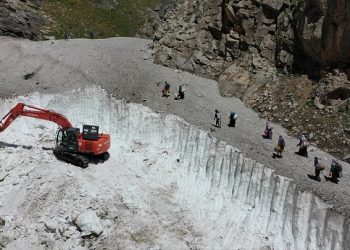 10 metre yüksekliğinde karla kaplı yollar açılıyor