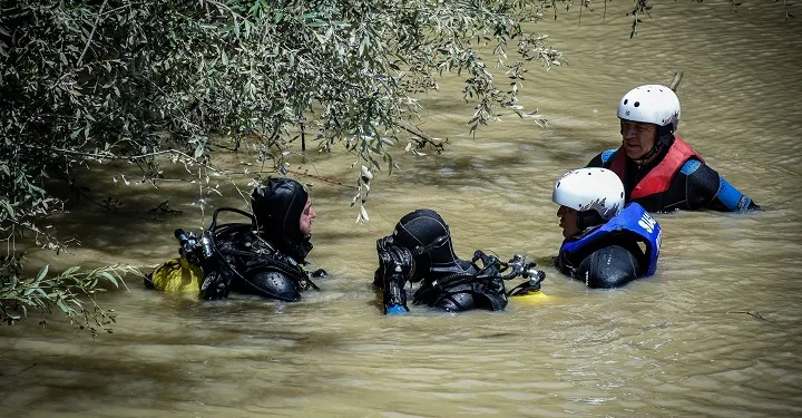 Çamurun içi didik didik aranıyor