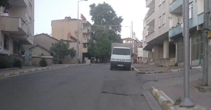 Midibüsün altında kalan çocuk hayatını kaybetti