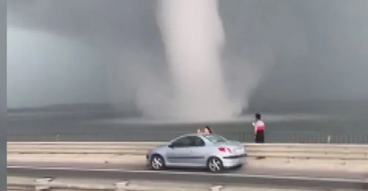 Şaşkınlık yaratan görüntü… Hortumla selfie çekti!