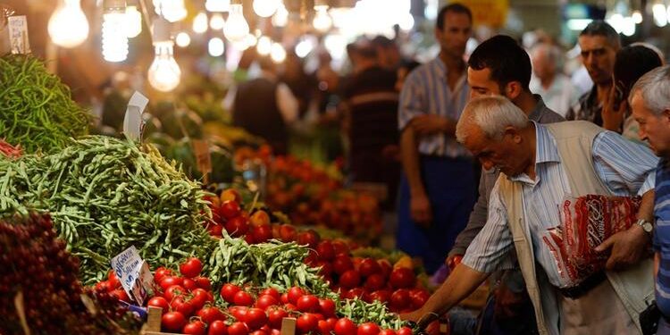 Gıda enflasyonu dünyada düşüyor, Türkiye’de artıyor